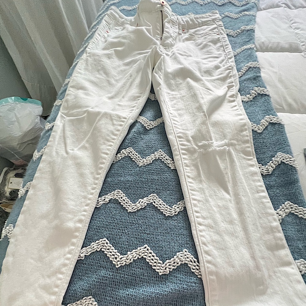 Jessica Simpson Distressed White Skinny Jeans around the knee area.